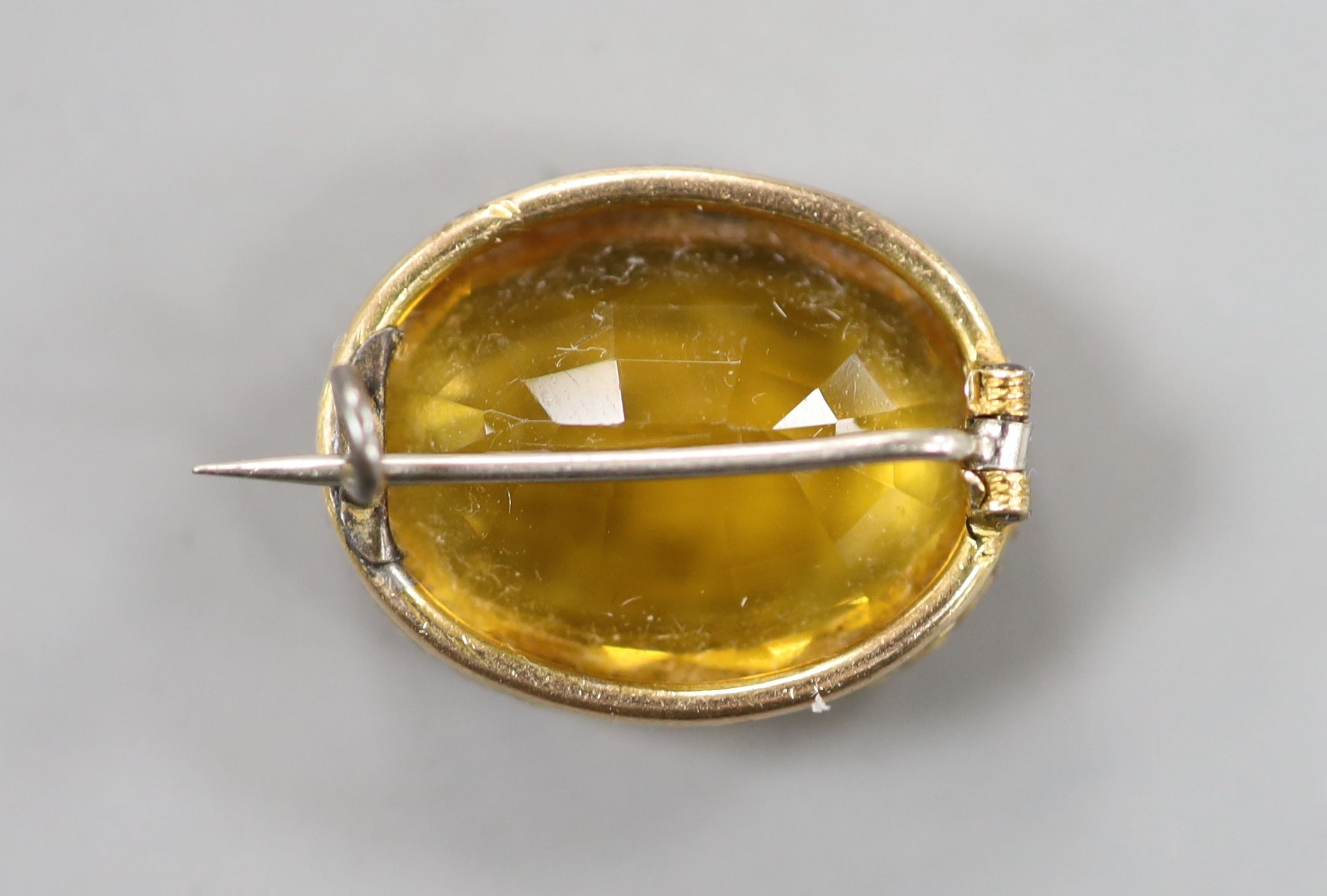 An Edwardian yellow metal and oval cut citrine set brooch (a.f.), 22mm, gross weight 7.8 grams.